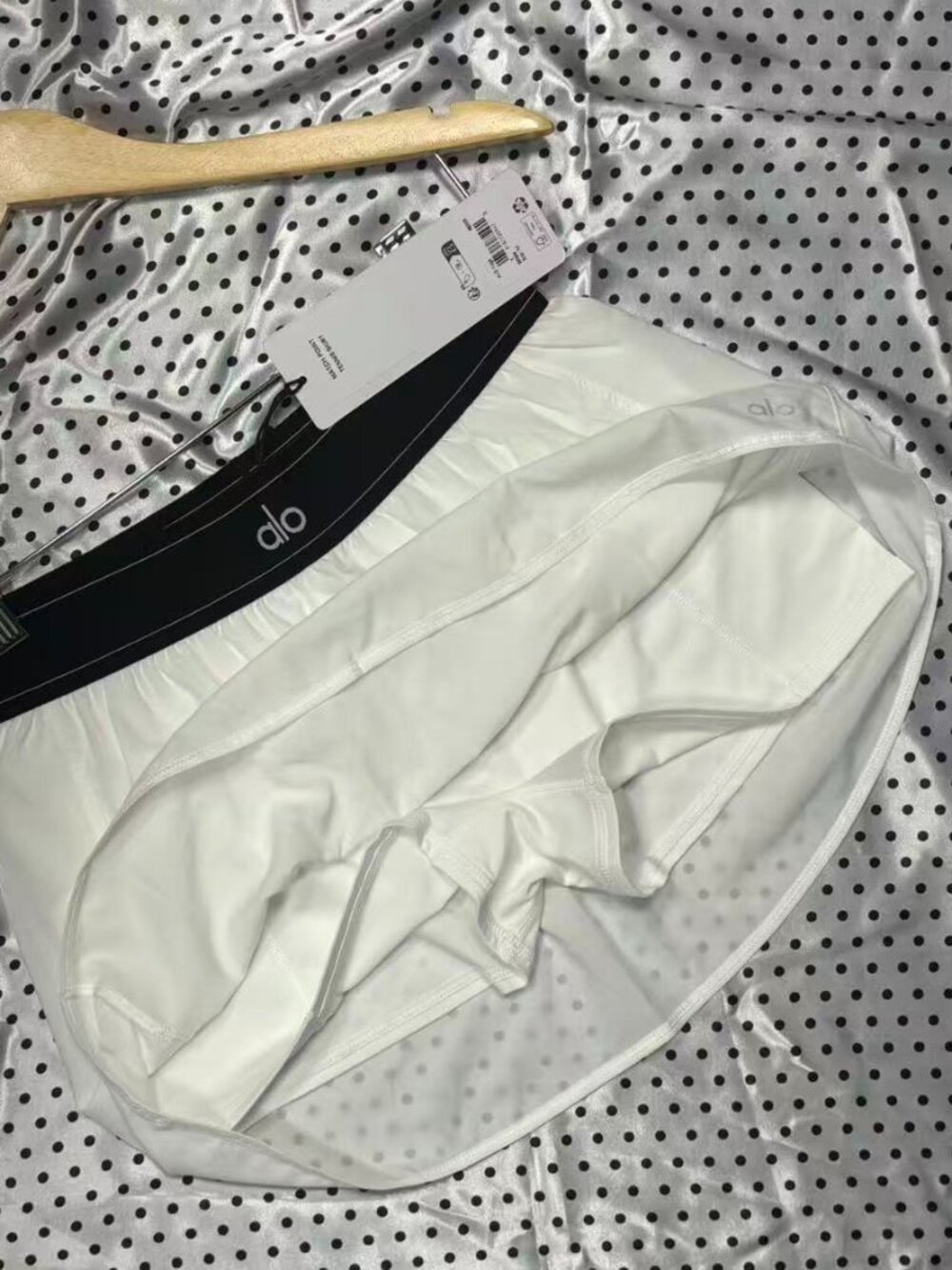 White tennis skirt Alo Yoga Match Point sporty and casual versatile style - Picture 5 of 5